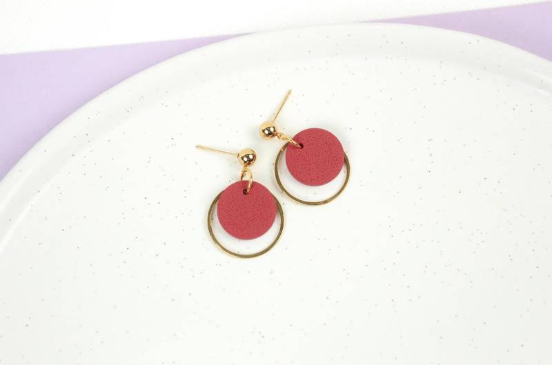 Polymer Clay Ohrringe, Minimalistisch Rosa/Mauve Ohrringe Aus Mit Vergoldeten Edelstahl Kreis Anhänger Und Stecker von HappyClayWorld