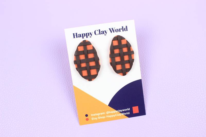 Polymer Clay Ohrringe, Orange Ohrringe Mit Dunkelbraunen Wickelmuster, Unikat Gewölbten Rand Und Edelstahl Stecker von HappyClayWorld