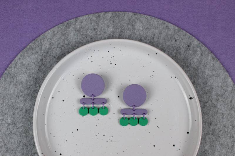 statement Lila Hängeohrringe Mit Grünen Charms, Handmade Ohrringe Aus Polymer Clay, Handgemachte Ton von HappyClayWorld