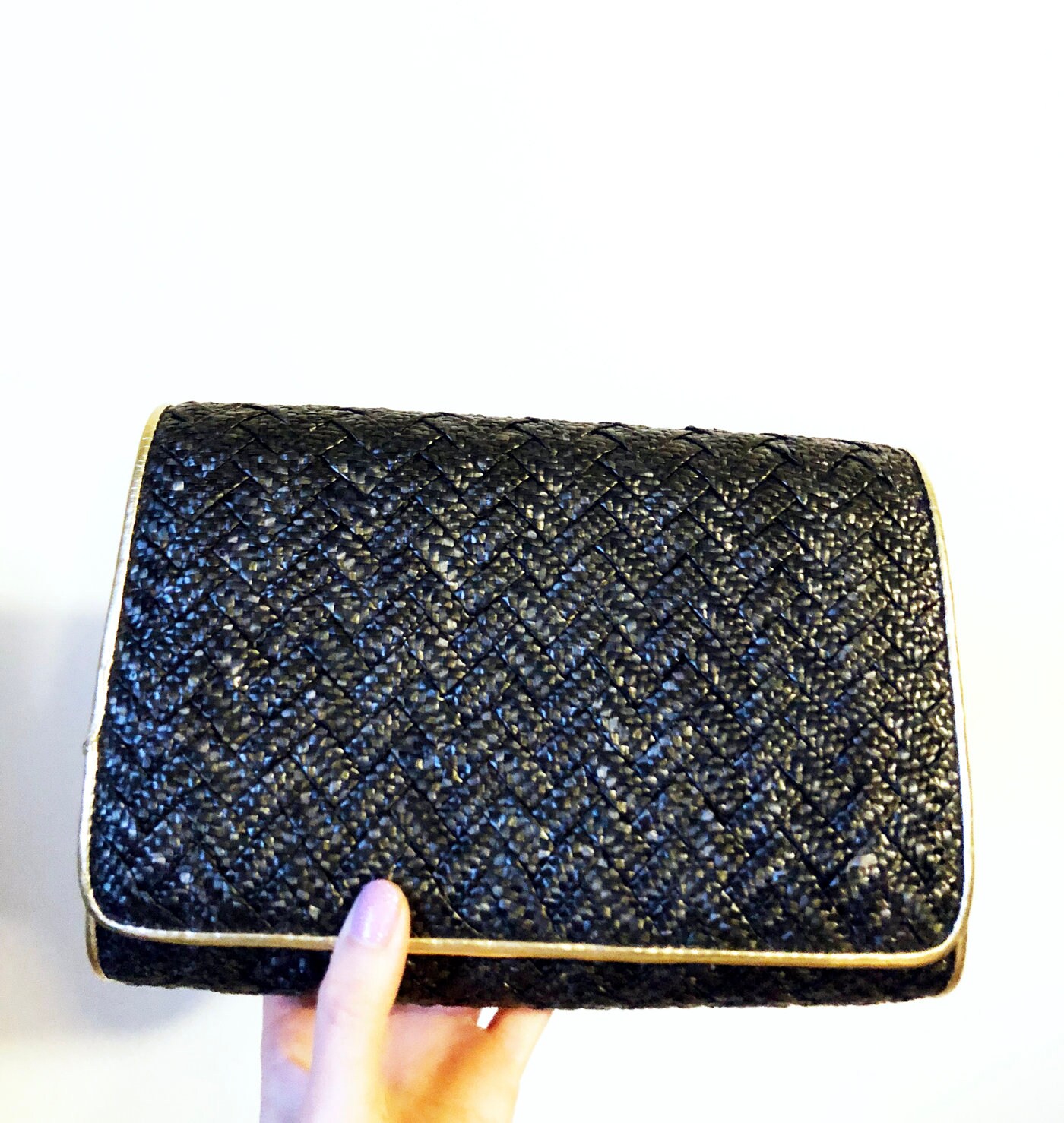 Vintage Clutch Aus Bast Gewebt/70Er Jahre Crossbody Geldbörse in Schwarz Und Gold Vintage Clutch Aus Bast Gewebt/70Er Jahre Crossbody Geldbörse in Schwarz Und Gold von HappyForestVintage
