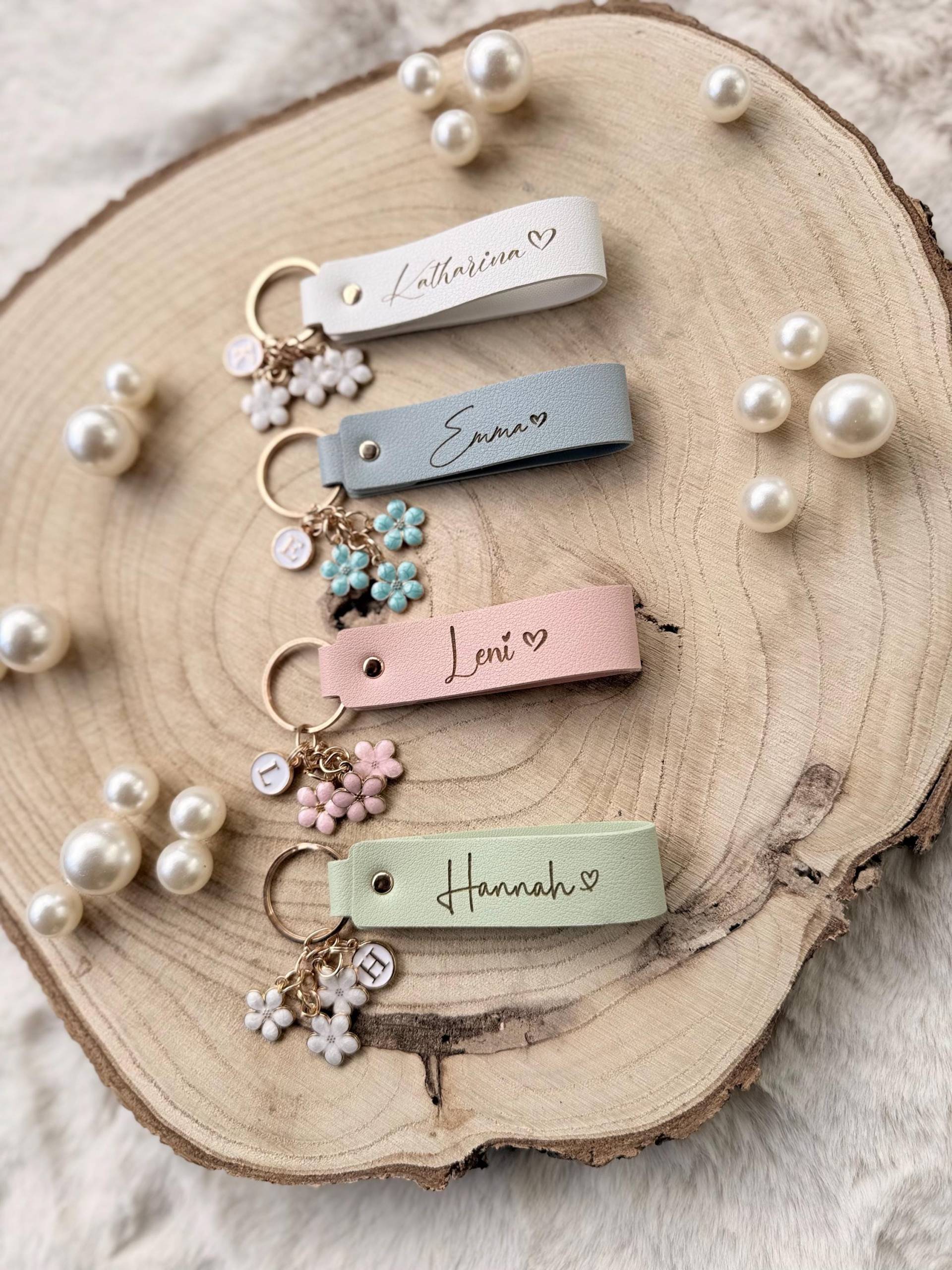 Personalisierter Schlüsselanhänger Name, Lederanhänger Gravur, Blumen-Charm, Sakura, Kirschblüte, Geschenkidee Für Frauen, Freundinnen, Mama von HappyFoxCraftsDE