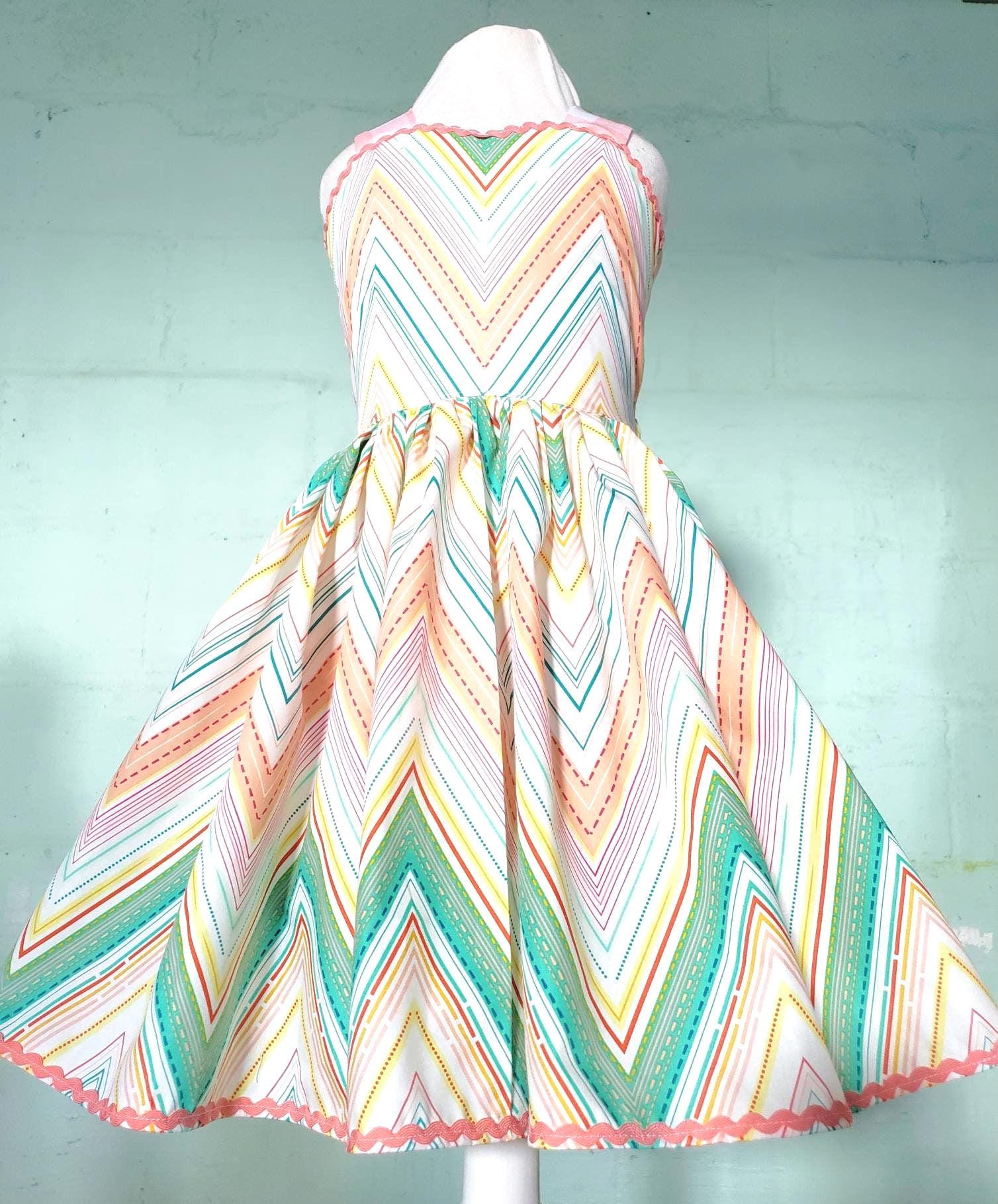 Größe 2T, Mädchen Kleid Mit Offenem Rücken in Pfirsich Und Grün Chevron Gingham Kleid, Handgefertigtes Partykleid Größe 2T, Mädchen Kleid Mit Offenem Rücken in Pfirsich Und Grün Chevron Gingham Kleid, Handgefertigtes Partykleid von HappyHandmadeCo