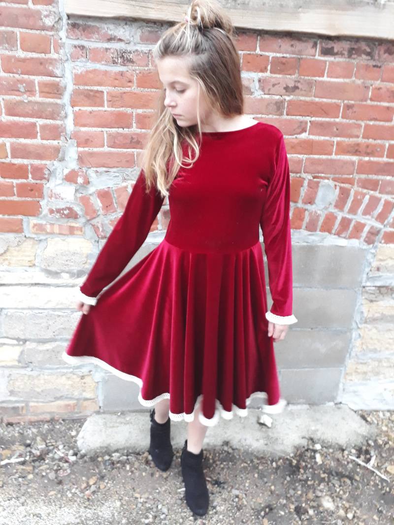 Mädchen Stretch Samt Twirl Kleid Mit U-Ausschnitt Rücken Und Häkelborte, Für Babys 3 Monate Bis Größe 14, 15 Farben Zur Auswahl, Rot, Rost von HappyHandmadeCo