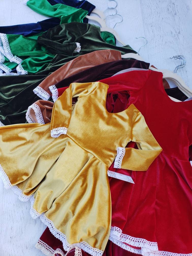 stretch Samt Twirl Kleid, U-Boot Rücken, Gehäkelte Spitze, Baby 6 Monate, Weiches Dehnbares Mehrere Farben von HappyHandmadeCo