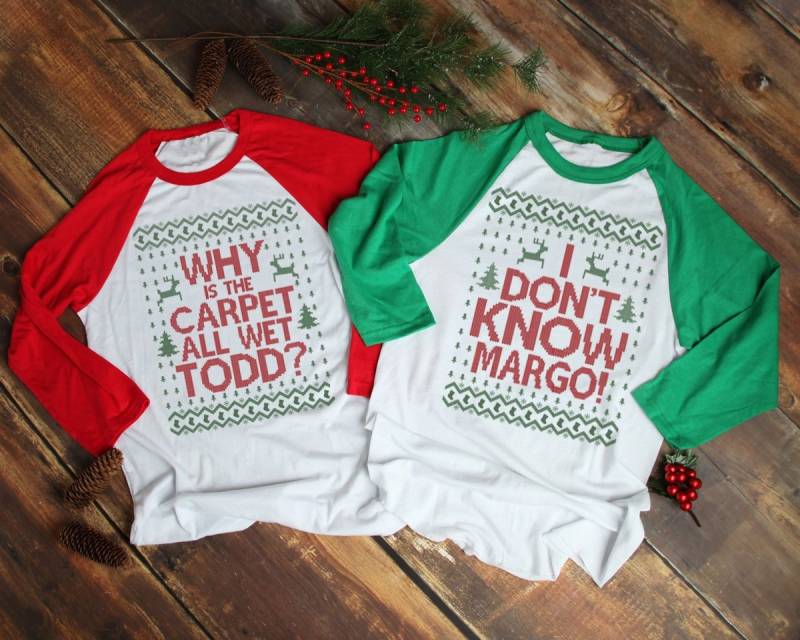 Passende Weihnachtsparty Shirts, I Don't Know Margo, Why Is The Carpet All Wet Todd, Unisex Dreiviertelärmel Raglan - Artikel 1220 Und 1221 von HappyHeadTees