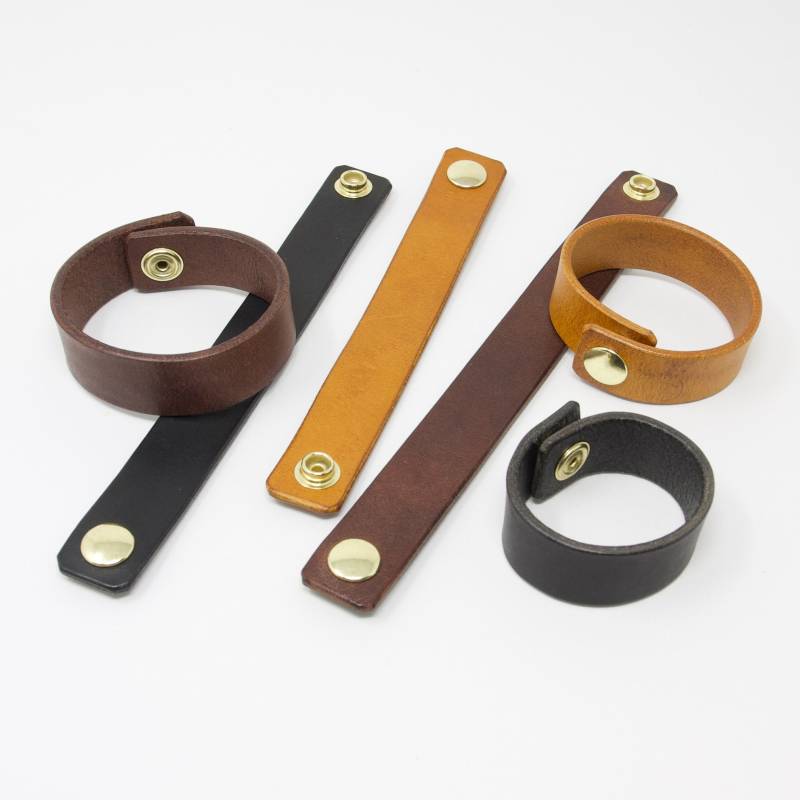 Schlichtes Lederarmband - Nach Wahl in Braunem, Schwarzem Oder Hellbraunem Leder Schlichtes Lederarmband - Nach Wahl in Braunem, Schwarzem Oder Hellbraunem Leder von HappyHedgerow