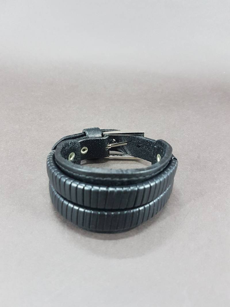 Schwarzes Lederarmband - Verziert Schwarzes Lederarmband - Verziert von HappyJewellandBags