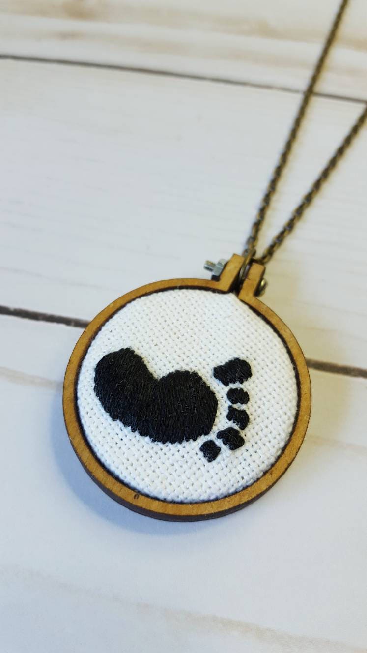 Fußabdruck Gestickte Halskette, Erinnerung An Fehlgeburt, Mutter-Halskette, Fußabdruck-Gebet, Kleine Hoop-Halskette, Pro-Life-Schmuck, Neue Mutter Fußabdruck Gestickte Halskette, Erinnerung An Fehlgeburt, Mutter-Halskette, Fußabdruck-Gebet, Kleine Hoop-Halskette, Pro-Life-Schmuck, Neue Mutter von HappyNestHomeGoods