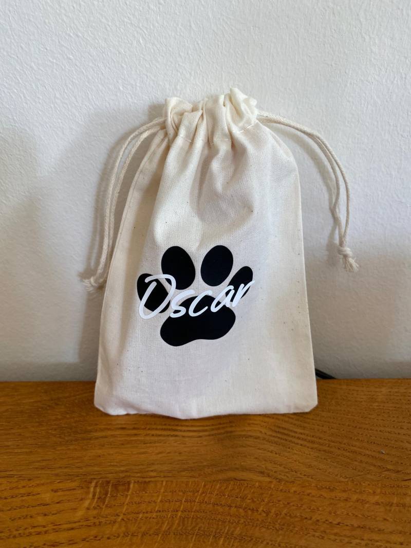 Personalisierte Baumwolltasche Leckerli Beutel Geschenksäckchen Mitbringsel Hunde Pfote + Name Leckerlie Tasche Baumwoll Säckchen Geschenk Personalisierte Baumwolltasche Leckerli Beutel Geschenksäckchen Mitbringsel Hunde Pfote + Name Leckerlie Tasche Baumwoll Säckchen Geschenk von HappyNineDesign