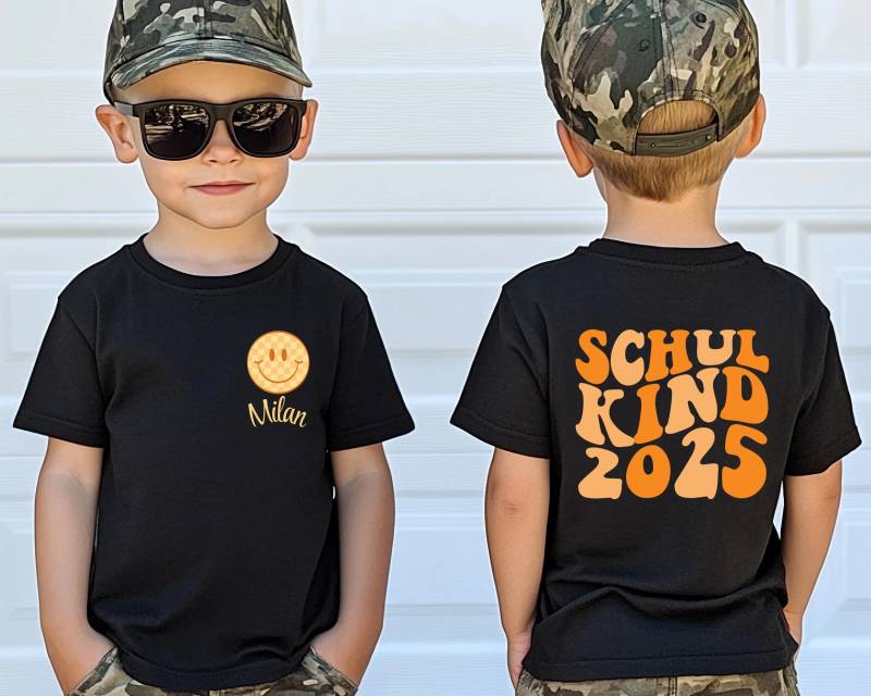 Personalisiertes T-Shirt Schulkind 2025 Erster Schultag Einschulung Geschenk Kinder Mit Name Mädchen Junge Schule Groovy Smile Face von HappyOfColor