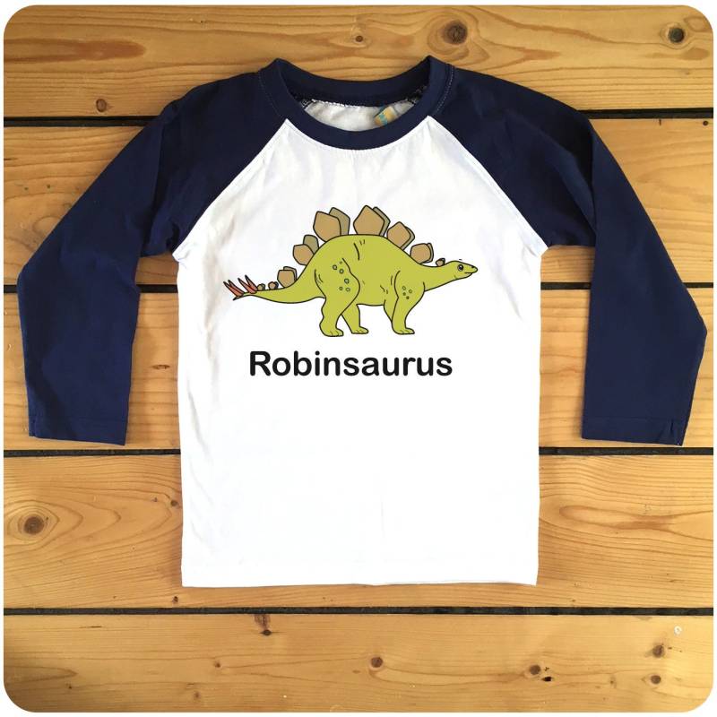 Personalisierte Stegosaurus Raglan Baseball Kids T-Shirt Erhältlich in Marine Oder Rot von HappyRobinClothing
