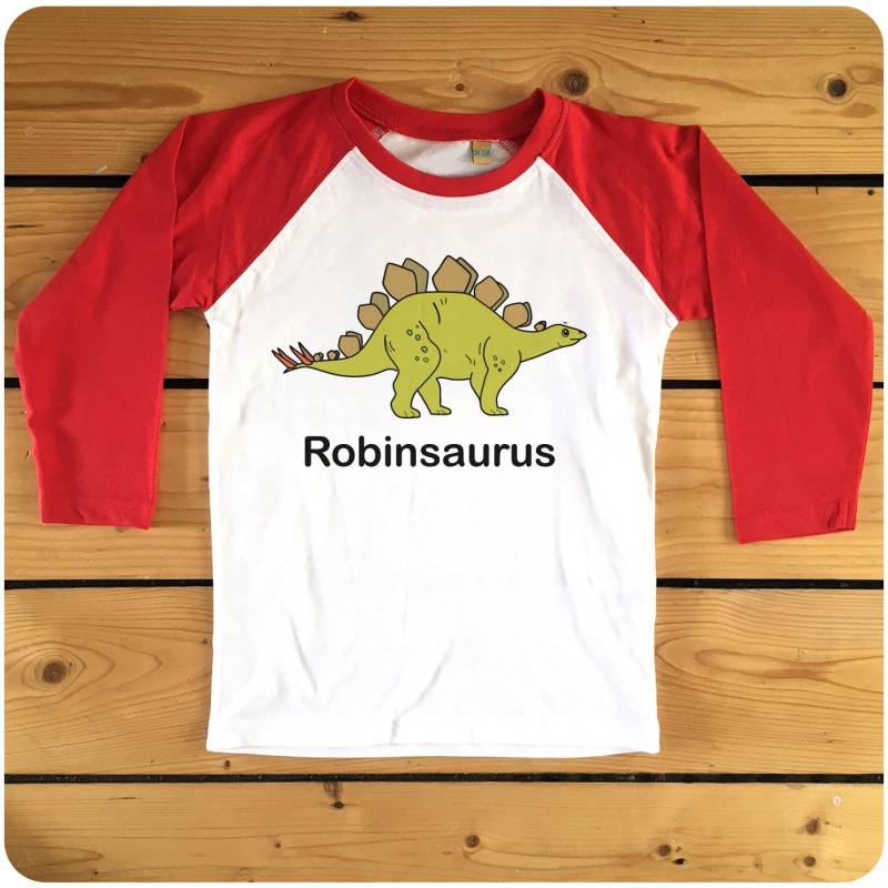 Personalisierte Stegosaurus Raglan Baseball Kinder T-Shirt Erhältlich in Rot Oder Marine von HappyRobinClothing