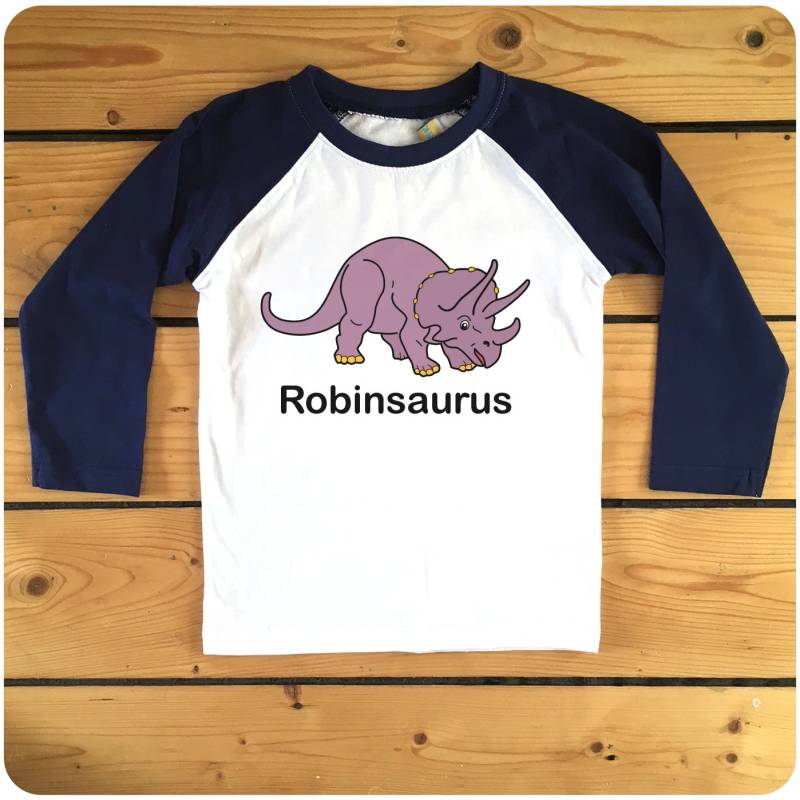 Personalisierte Triceratops Kinder Raglan Baseball T-Shirt Erhältlich in Marine Oder Rot von HappyRobinClothing