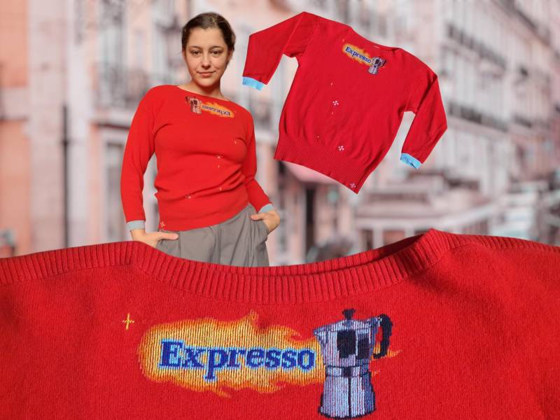 Roter Strickpullover 100% Lammwolle - Von Hand Bestickt Espressokanne, Flammen, Schrift Happy Sweater Upcycling Secondhand -Unikat von HappySweaterCo