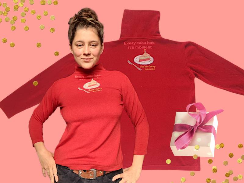 Roter Strickpullover 100% Merinowolle - Von Hand Bestickt Geburtstagskuchen, Schrift Happy Sweater Upcycling Secondhand -Unikat von HappySweaterCo