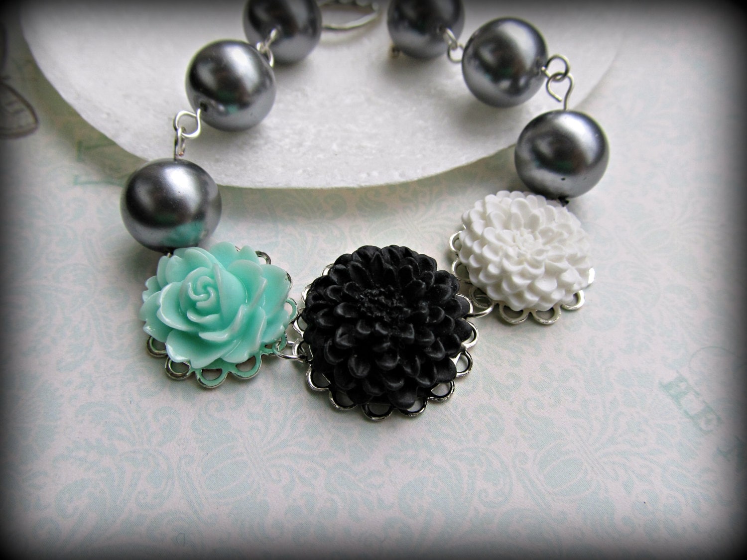 Aqua, Rose Schwarz/Weiß Armband, Aqua Chrysanthemum White Grey Pearl Armband Aqua, Rose Schwarz/Weiß Armband, Aqua Chrysanthemum White Grey Pearl Armband von HappyTearsbyMicah