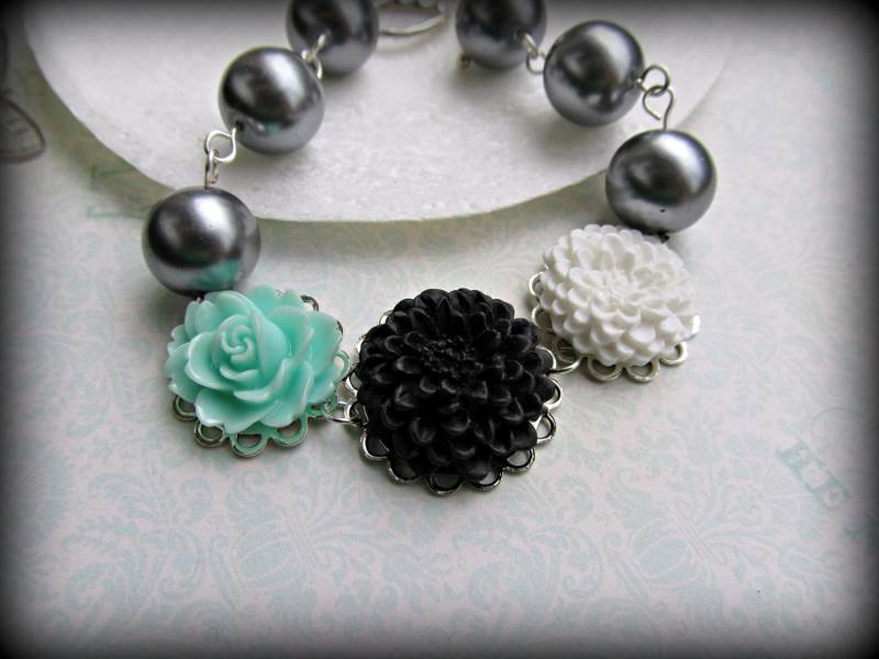 Aqua, Rose Schwarz/Weiß Armband, Aqua Chrysanthemum White Grey Pearl Armband von HappyTearsbyMicah