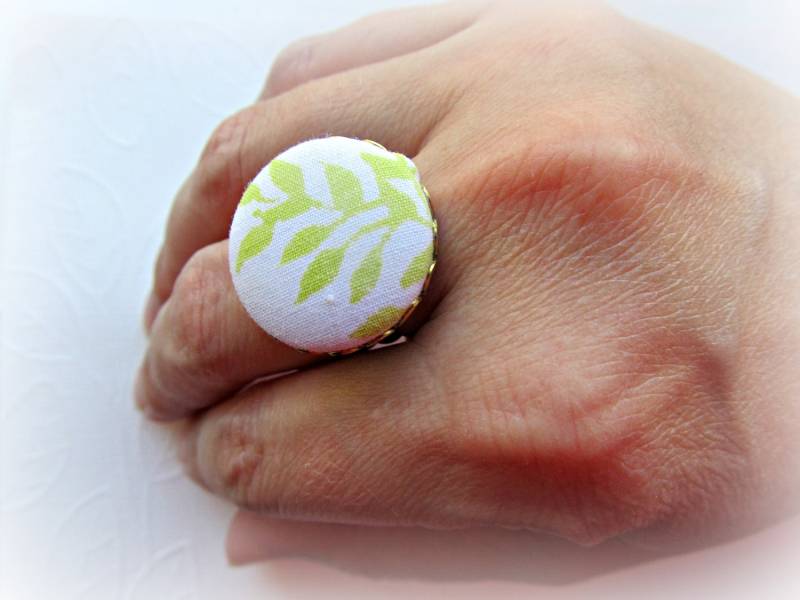 Farn-Blätter Auf Vintage Stoff Bedeckt Button Ring Farn-Blätter Auf Vintage Stoff Bedeckt Button Ring von HappyTearsbyMicah