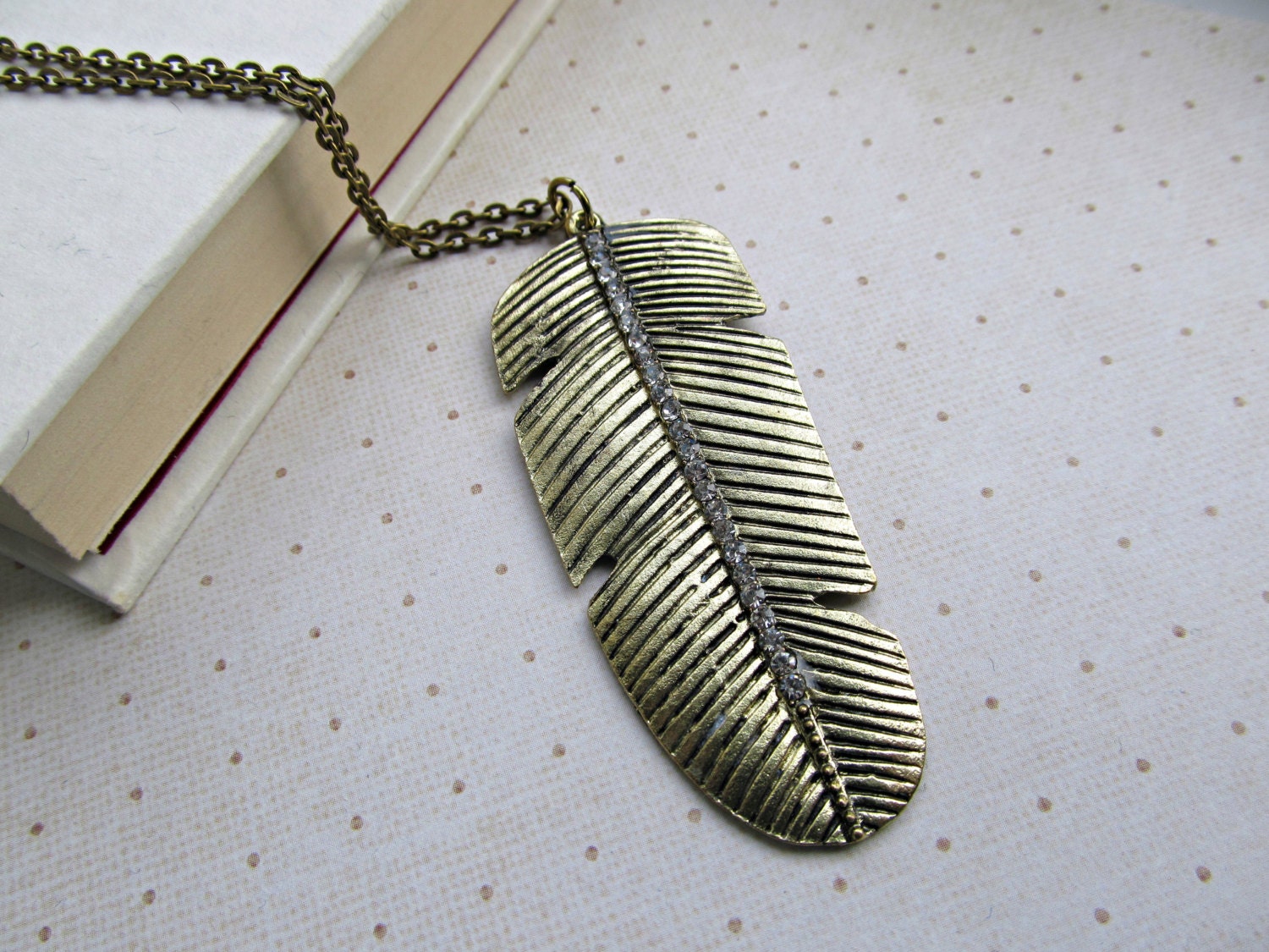 Feder Sprunganlage, Crystal Feder-Halskette Feder Sprunganlage, Crystal Feder-Halskette von HappyTearsbyMicah