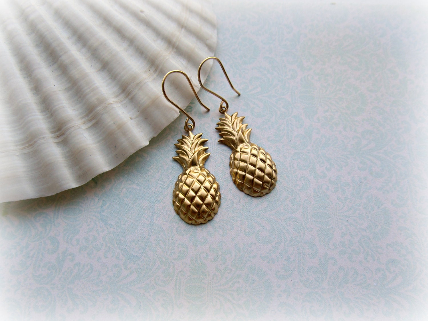 Goldene Ananas-Ohrringe Goldene Ananas-Ohrringe von HappyTearsbyMicah