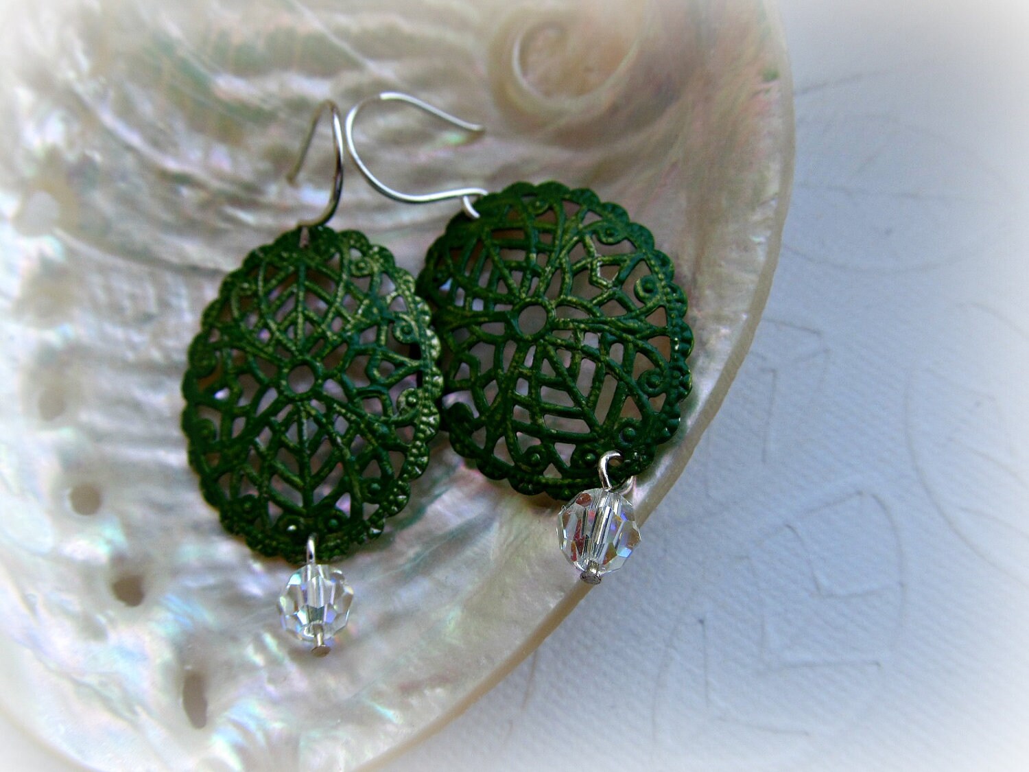 Handgemalte Grüne Filigrane Und Kristall Ohrringe Handgemalte Grüne Filigrane Und Kristall Ohrringe von HappyTearsbyMicah