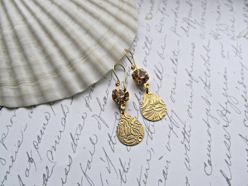 Leichte Pfirsich Swarovski Crystal Ohrringe, Floral Geprägte Teardrop Feder-Ohrringe von HappyTearsbyMicah