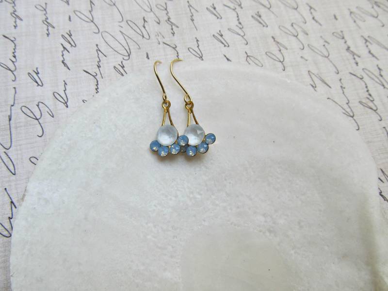 Licht Taubenblau Und Air Blue Opal Kristall Ohrringe, 14 K Gold Gefüllt Licht Taubenblau Und Air Blue Opal Kristall Ohrringe, 14 K Gold Gefüllt von HappyTearsbyMicah