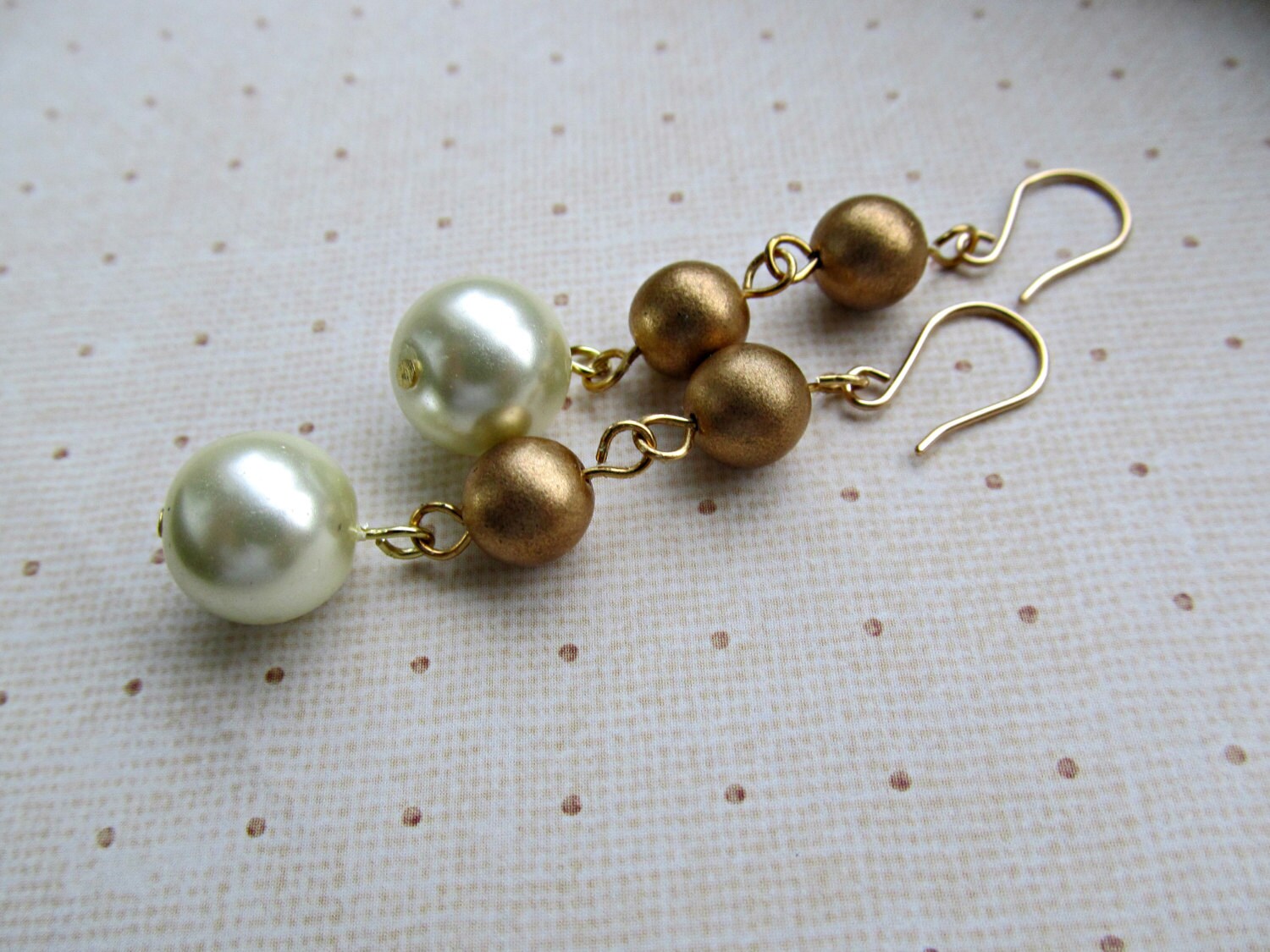 Matt Gold Und Perle Ohrringe, Urlaub-Ohrringe, Ohrringe Farbe Block Matt Gold Und Perle Ohrringe, Urlaub-Ohrringe, Ohrringe Farbe Block von HappyTearsbyMicah