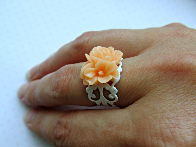 Melone Orange Cluster Von Blumen Weiss Filigran Ring Adjustable Melone Orange Cluster Von Blumen Weiss Filigran Ring Adjustable von HappyTearsbyMicah