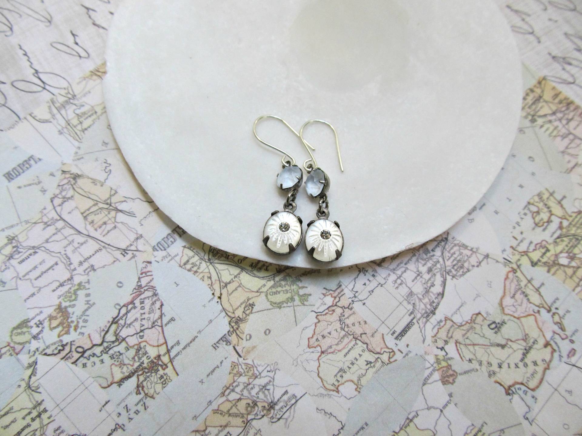 Powder Blue Swarovski Kristallohrringe, Matt Weiß Vintage Geätzt Starburst Powder Blue Swarovski Kristallohrringe, Matt Weiß Vintage Geätzt Starburst von HappyTearsbyMicah