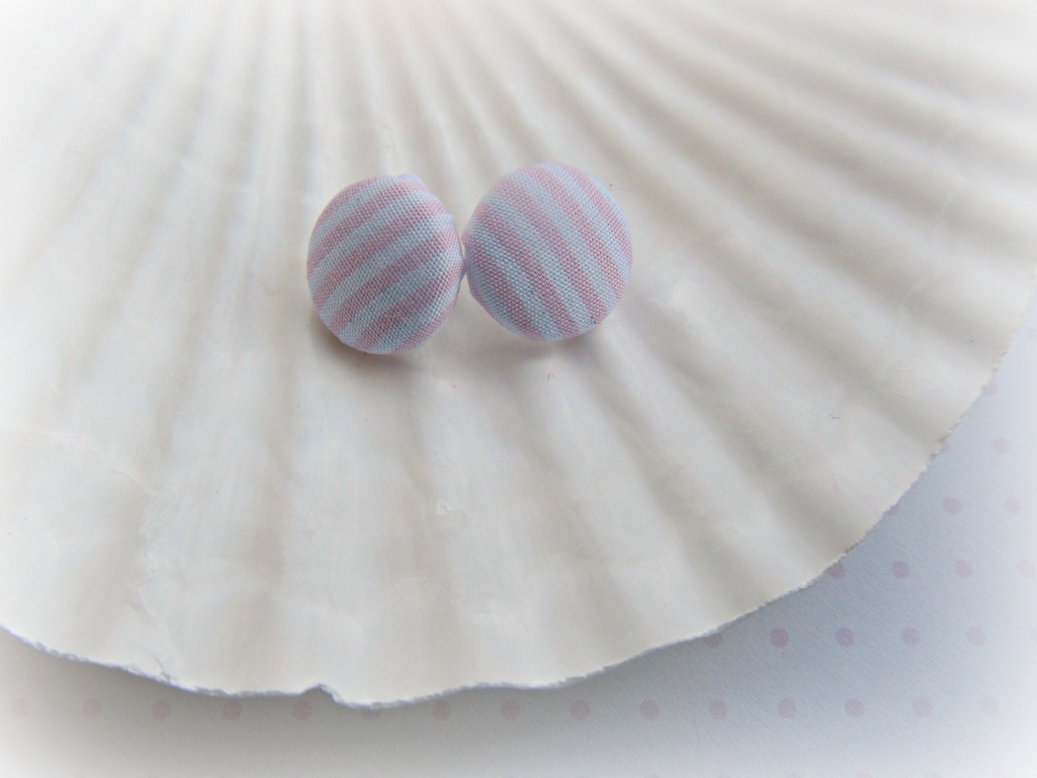 Rosa Und Weiße Mini Streifen Stoff Button Post Ohrringe Rosa Und Weiße Mini Streifen Stoff Button Post Ohrringe von HappyTearsbyMicah