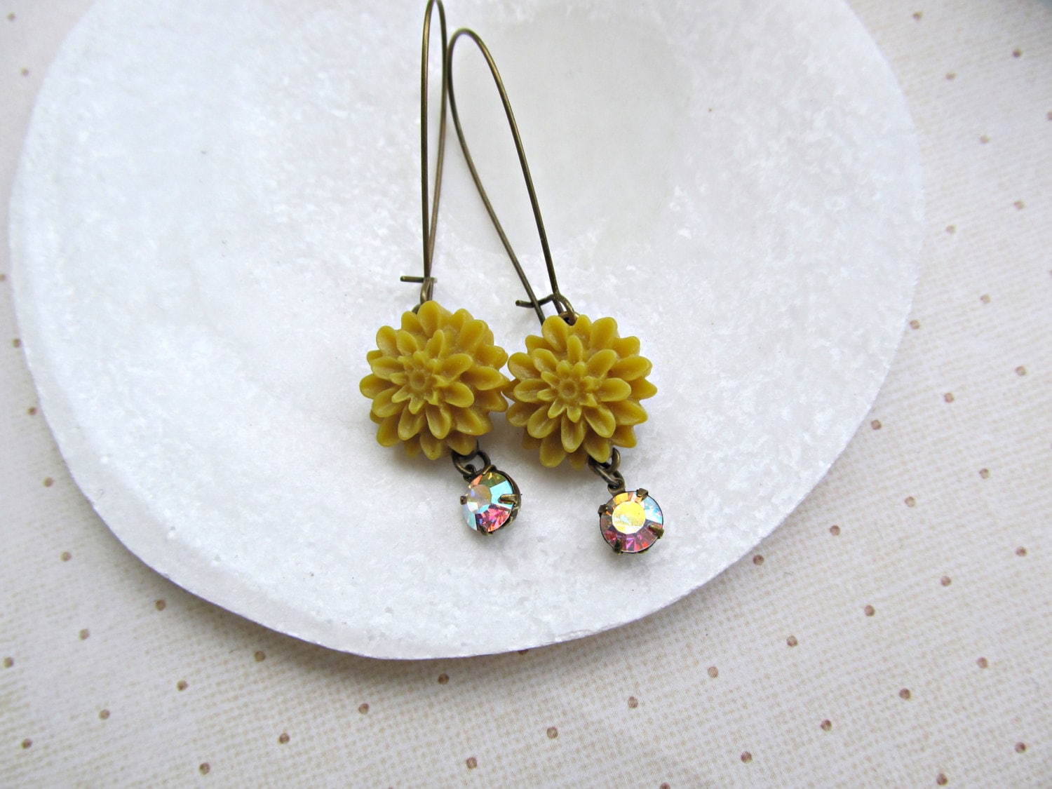 Senf Gelb Chrysanthemum-Ohrringe, Regenbogen-Kristall Ohrringe, Herbst Farben Ohrringe Senf Gelb Chrysanthemum-Ohrringe, Regenbogen-Kristall Ohrringe, Herbst Farben Ohrringe von HappyTearsbyMicah