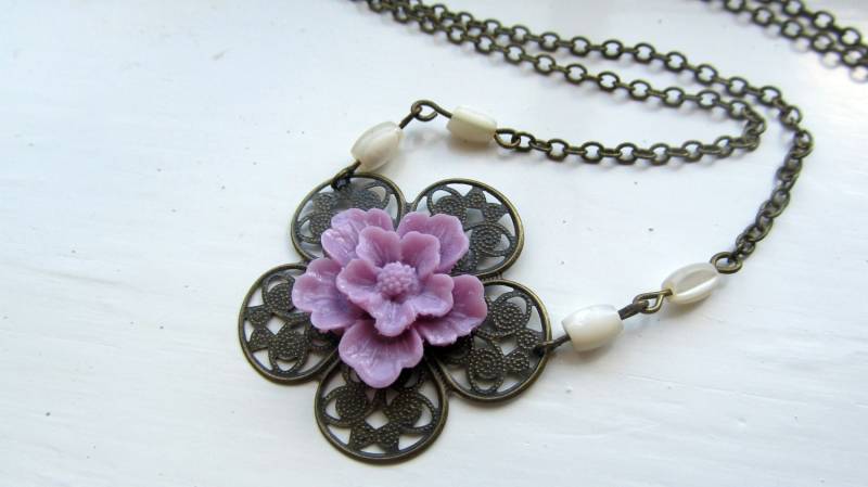Vintage-stil Halskette Mit Lila Sakura Blüten Vintage-stil Halskette Mit Lila Sakura Blüten von HappyTearsbyMicah