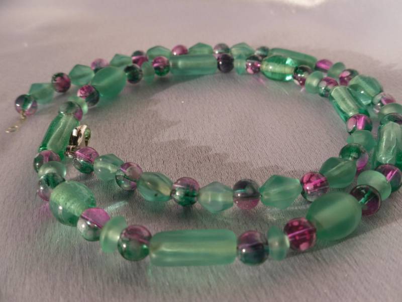 Blau Grün Und Lila Glas Perle Halskette von HappyTreeFrogStudios