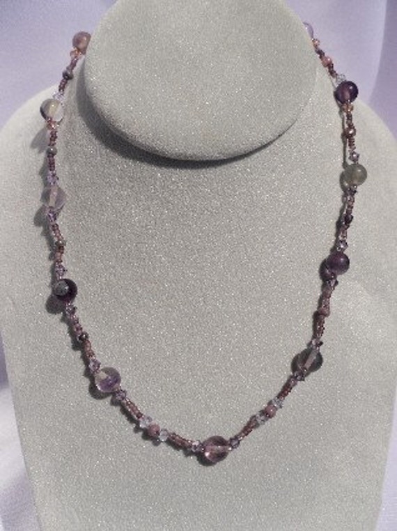 Einzelne Strang Perlen Lila Halskette Mit Flourit Einzelne Strang Perlen Lila Halskette Mit Flourit von HappyTreeFrogStudios