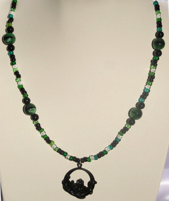 Frühling Schwarz, Grün Und Weiß Perlen Halskette Mit Schwarzen Metall Blumen Reben Anhänger Frühling Schwarz, Grün Und Weiß Perlen Halskette Mit Schwarzen Metall Blumen Reben Anhänger von HappyTreeFrogStudios