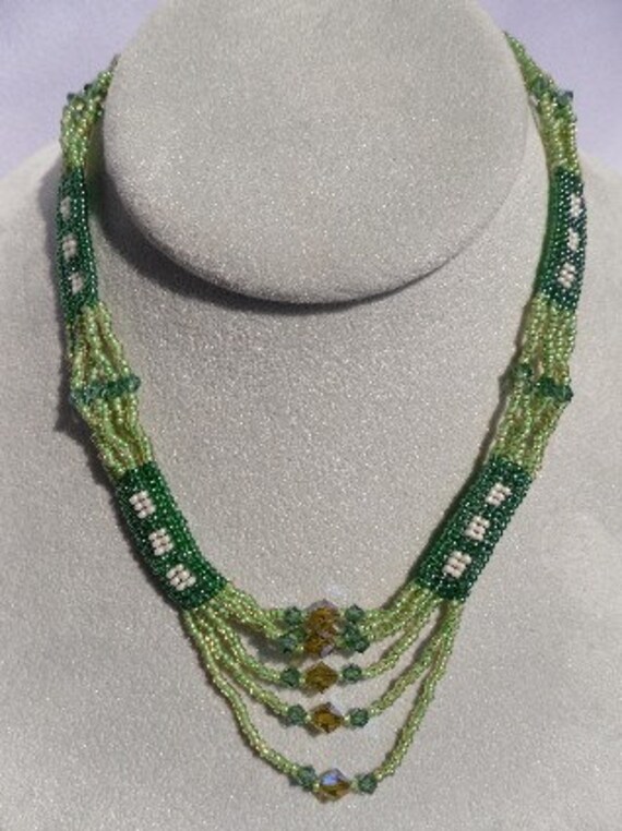 Gewebte Grüne Phantasie Patchwork Perlen Halsband Gewebte Grüne Phantasie Patchwork Perlen Halsband von HappyTreeFrogStudios