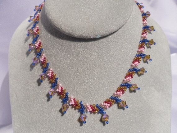 Gewebte Rosa Und Blau Perlen Halsband von HappyTreeFrogStudios