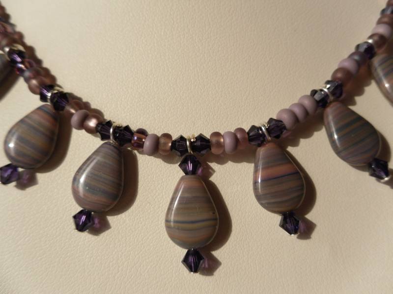Lila Perlen Halsband Mit Gestreiften Lila Teardrop Perle Baumelt Lila Perlen Halsband Mit Gestreiften Lila Teardrop Perle Baumelt von HappyTreeFrogStudios