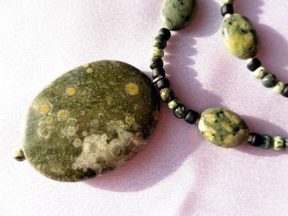 Perlen 2 Strang Rhyolith Und Kambara Jasper Halskette Mit Anhänger Perlen 2 Strang Rhyolith Und Kambara Jasper Halskette Mit Anhänger von HappyTreeFrogStudios