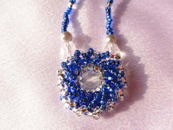 Perlen Blau Und Silber Blume Halskette von HappyTreeFrogStudios