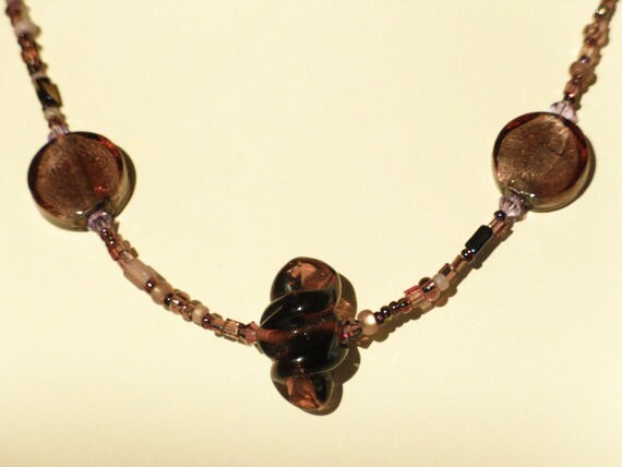 Perlen Halskette Mit Twisted Lila Glas Focal Perle Und Herz Schlüssel Toggle Verschluss Perlen Halskette Mit Twisted Lila Glas Focal Perle Und Herz Schlüssel Toggle Verschluss von HappyTreeFrogStudios