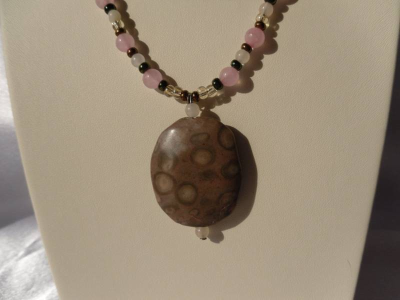 Rosa, Kupfer Und Grüne Perlen Halskette Mit Rosenquarz Rhyolith Jaspis Anhänger Rosa, Kupfer Und Grüne Perlen Halskette Mit Rosenquarz Rhyolith Jaspis Anhänger von HappyTreeFrogStudios