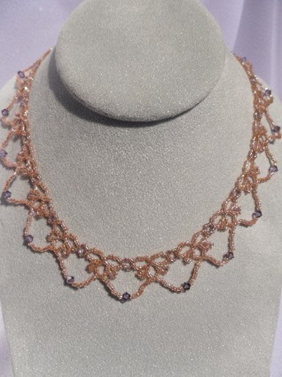 Rosa Und Lila Perlen Spitze Halsband Rosa Und Lila Perlen Spitze Halsband von HappyTreeFrogStudios
