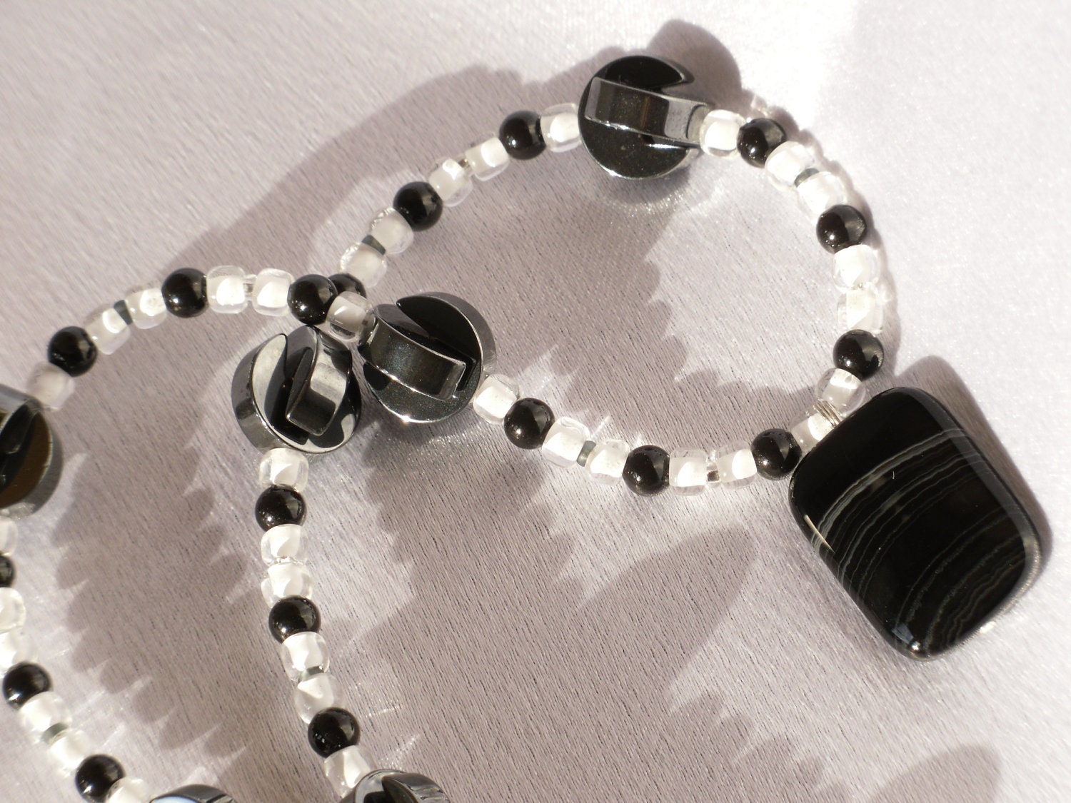Schwarz Und Weiß Perlen Halskette Mit Semi-Precious Hämatit Akzente Obsidian Anhänger Schwarz Und Weiß Perlen Halskette Mit Semi-Precious Hämatit Akzente Obsidian Anhänger von HappyTreeFrogStudios
