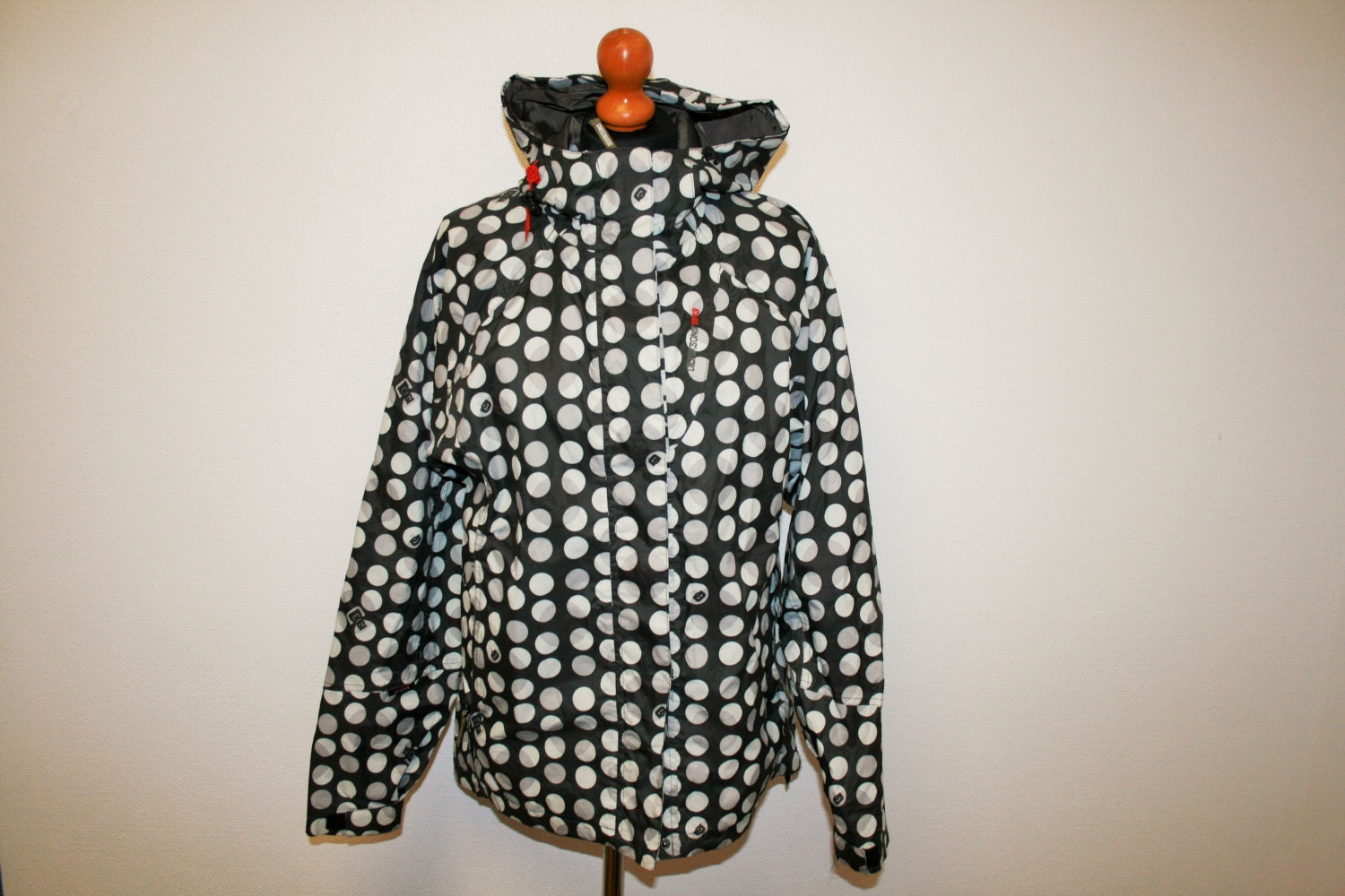 Polka Dot Parka Grau Weiß Windbreaker Didriksons Sturm Sistem Wasserdichte Kapuzenjacke Oberbekleidung Mittelgroß Bis Groß Reißverschluss Polka Dot Parka Grau Weiß Windbreaker Didriksons Sturm Sistem Wasserdichte Kapuzenjacke Oberbekleidung Mittelgroß Bis Groß Reißverschluss von HappyVintageHunter