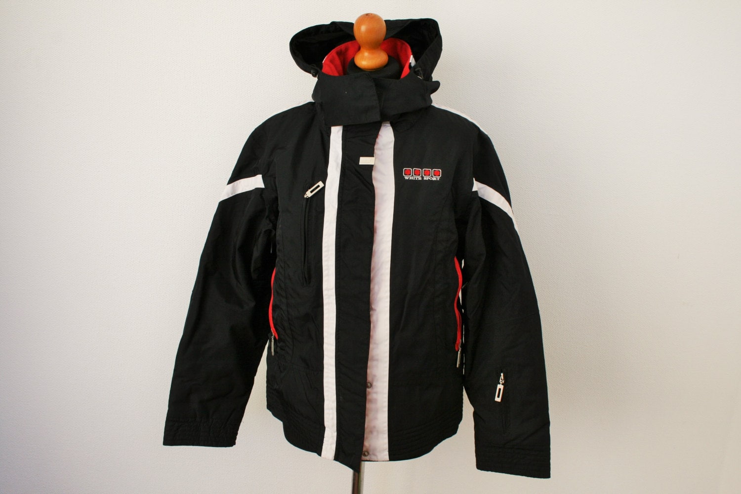 Schwarze Skijacke Crane Schwarz Rot Laufjacke Winddichte Wasserdichte Atmungsaktive Jacke Größe Mittel Bis Groß Schwarze Skijacke Crane Schwarz Rot Laufjacke Winddichte Wasserdichte Atmungsaktive Jacke Größe Mittel Bis Groß von HappyVintageHunter
