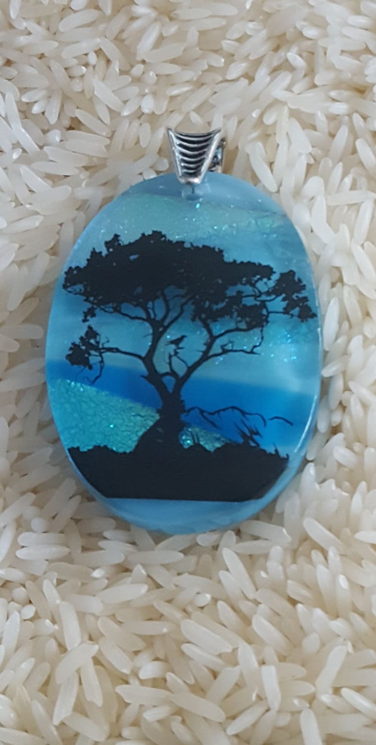 Baum Mit Krähe Auf Blues Oval Handgemachte Fused Glass Anhänger Sterling Silber Öse Baum Mit Krähe Auf Blues Oval Handgemachte Fused Glass Anhänger Sterling Silber Öse von HappyfishSmilingstar