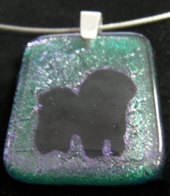 Handgefertigte Schwarz Bichon Frise Auf Violet Dichroic Glas-Anhänger Mit Sterling Silber Anhängerschlaufe Handgefertigte Schwarz Bichon Frise Auf Violet Dichroic Glas-Anhänger Mit Sterling Silber Anhängerschlaufe von HappyfishSmilingstar