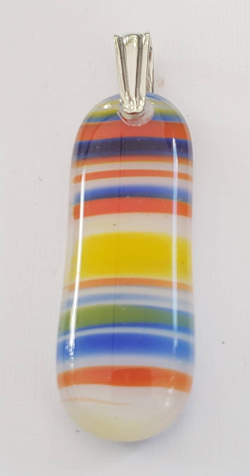 Handgemachte Kleine Primäre Streifen Auf Weißem Ovalen Geschmolzenen Glas Anhänger Mit Sterling Silber Öse Handgemachte Kleine Primäre Streifen Auf Weißem Ovalen Geschmolzenen Glas Anhänger Mit Sterling Silber Öse von HappyfishSmilingstar